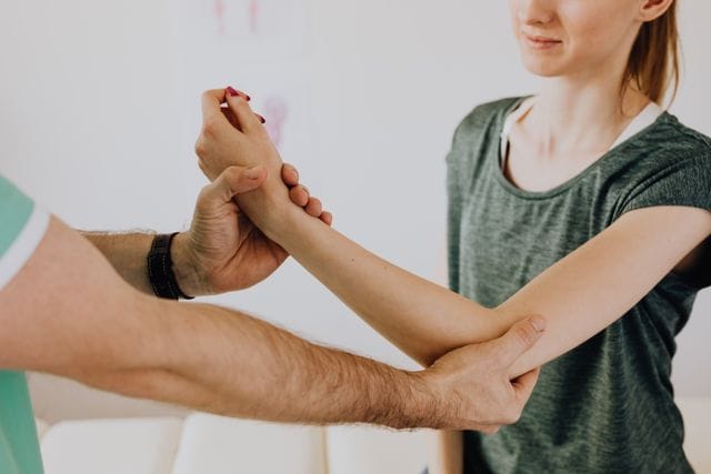 Elbow Pain Physiotherapy in Brooks: 2026 Treatment Guide