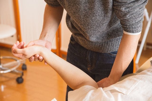 Tennis Elbow Physiotherapy in Brooks: 2026 Treatment Guide